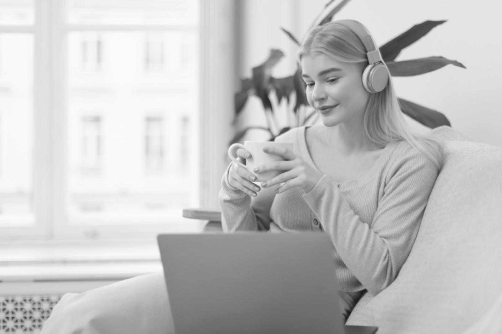 Studenten arbeiten gemeinsam an Finanzplanungsprojekten